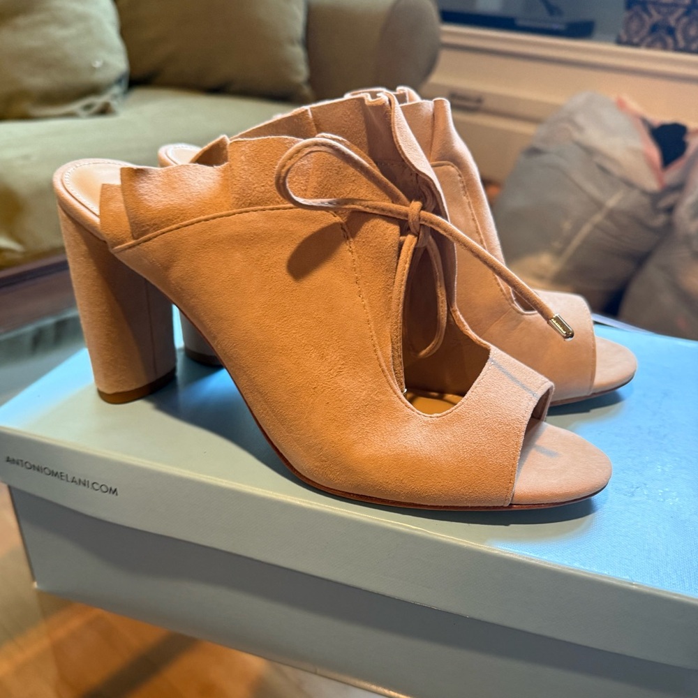 NEW Antonio Melani chunky heels